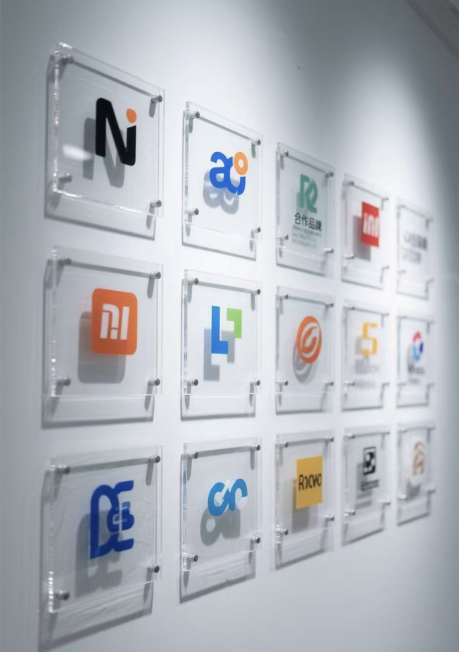 透明亚克力公司 LOGO 牌定制效果图